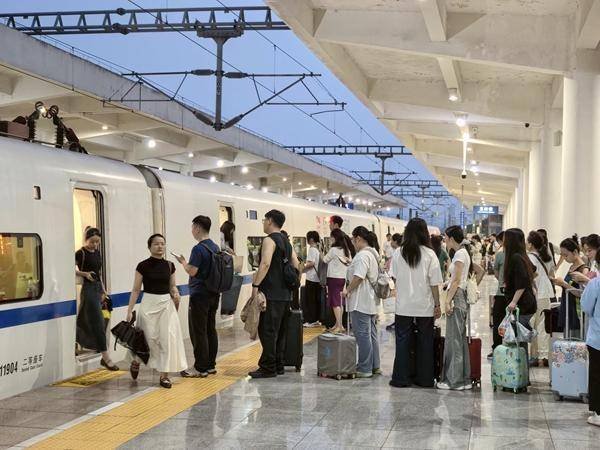 鼎冠配资 国铁南宁局“五一”假期发送旅客335.8万人次 同比增长15%