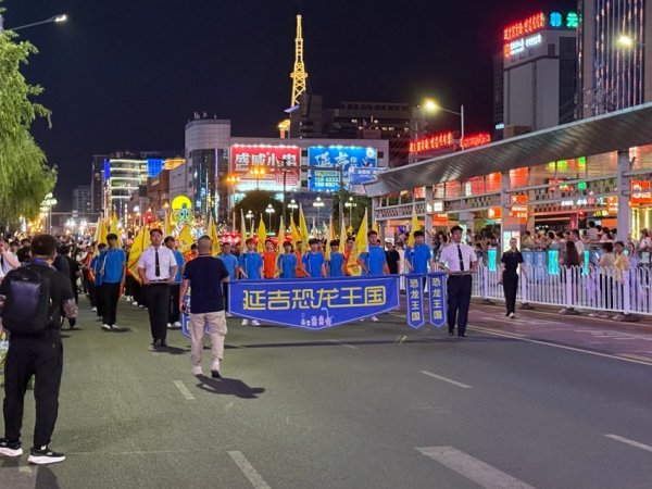 瑞和网 延吉花车巡游璀璨启幕 夏夜经济再添活力